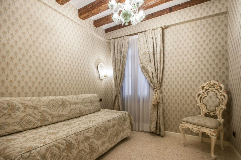 Suite | Down comforters, in-room safe, soundproofing, free WiFi
