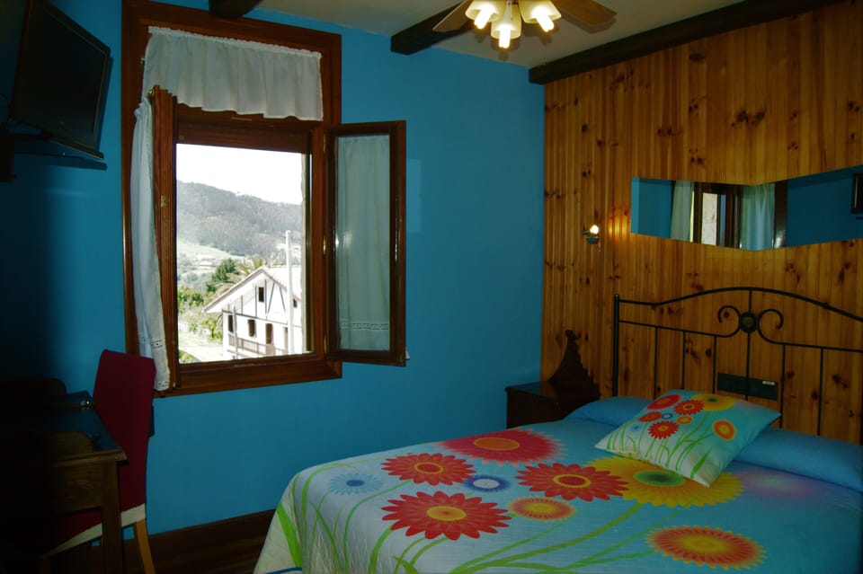 Room, Ensuite, Mountain View | Premium bedding, down comforters, individually decorated, desk