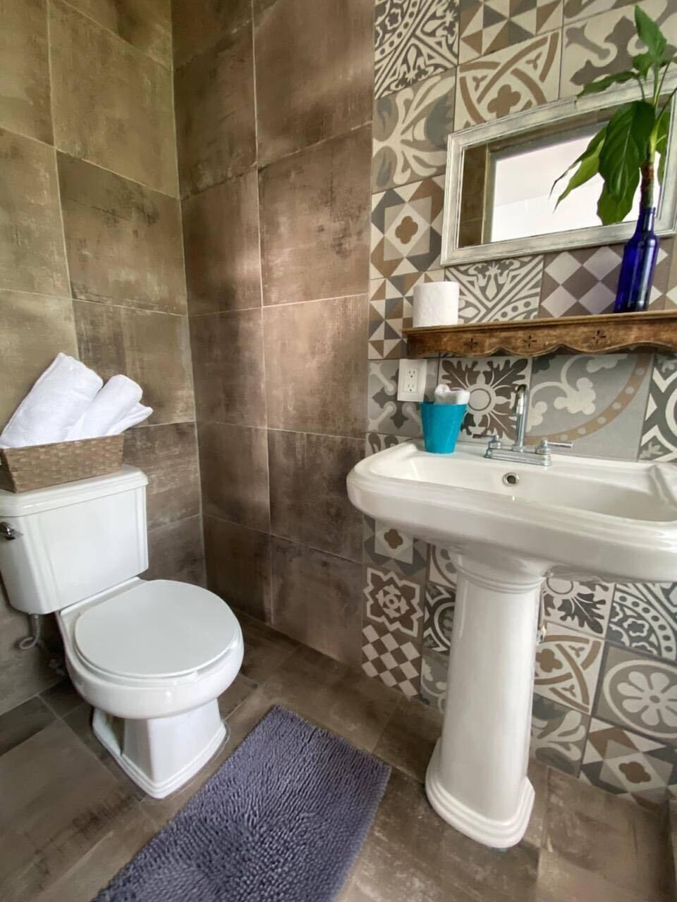 Standard Room, 1 Double Bed | Bathroom | Shower, towels