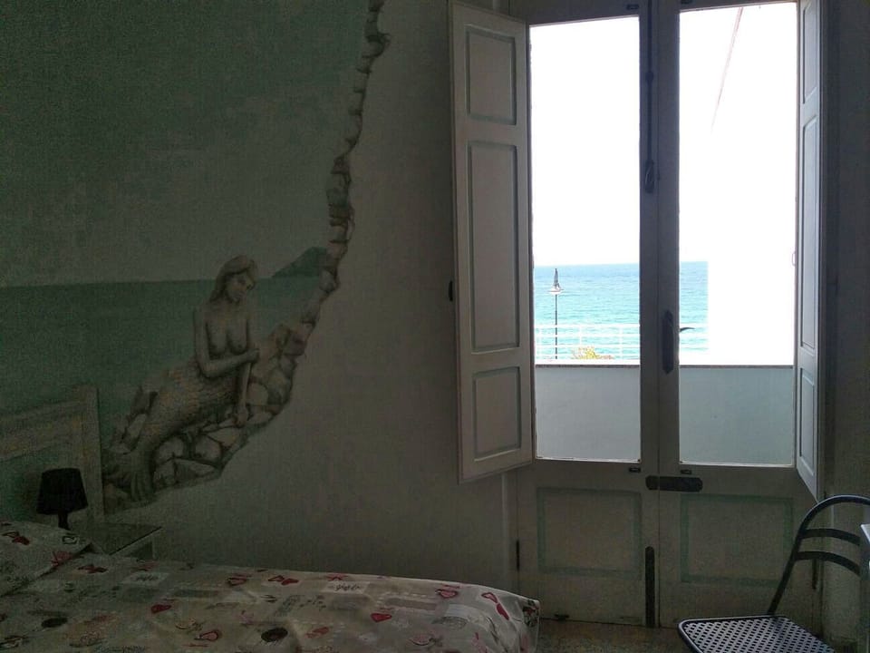 Double Room, Sea View | Minibar, desk, free WiFi