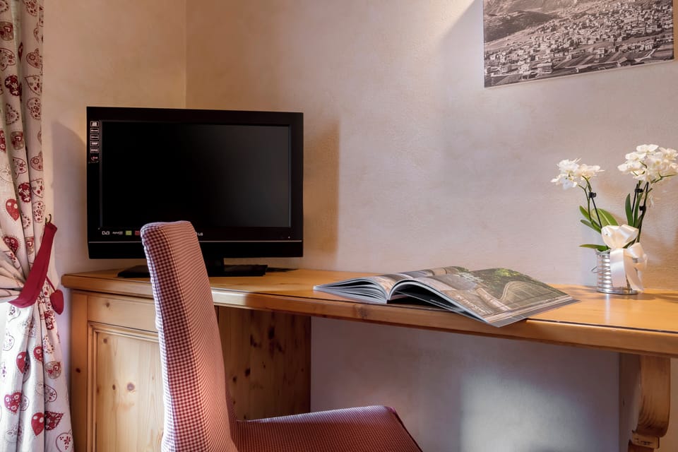 Single Room | In-room safe, desk, blackout drapes, iron/ironing board