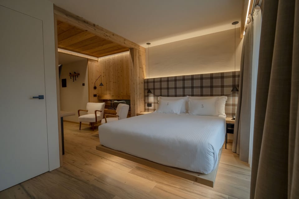 Junior Suite (Turkish Bath) | In-room safe, desk, blackout drapes, iron/ironing board