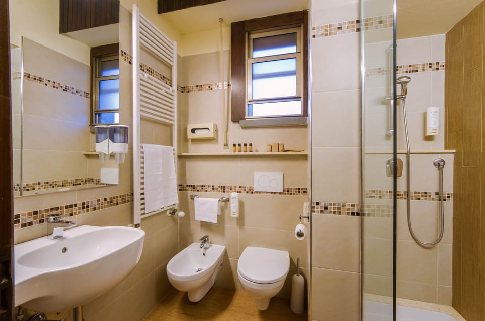 Superior Double Room | Bathroom | Free toiletries, hair dryer, bidet, towels