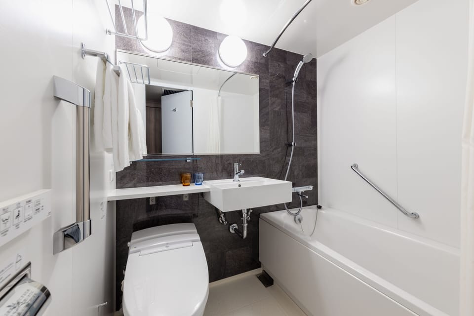 Combined shower/tub, deep soaking tub, free toiletries, hair dryer