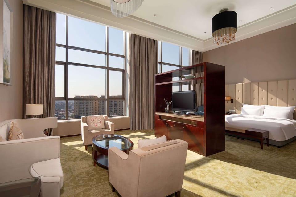 Deluxe Suite, 1 King Bed, Non Smoking | In-room safe, free WiFi, bed sheets