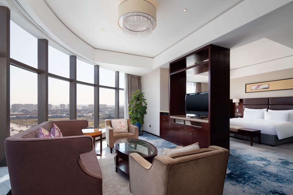 Executive Suite, 1 King Bed, Non Smoking | In-room safe, free WiFi, bed sheets