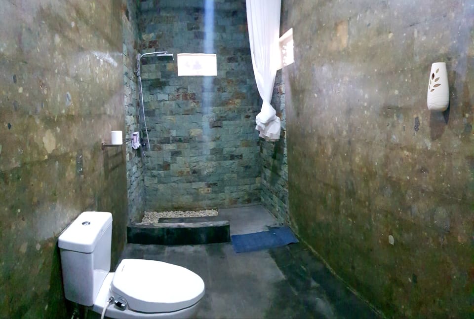 Superior Double Room, 1 King Bed | Bathroom | Shower, towels