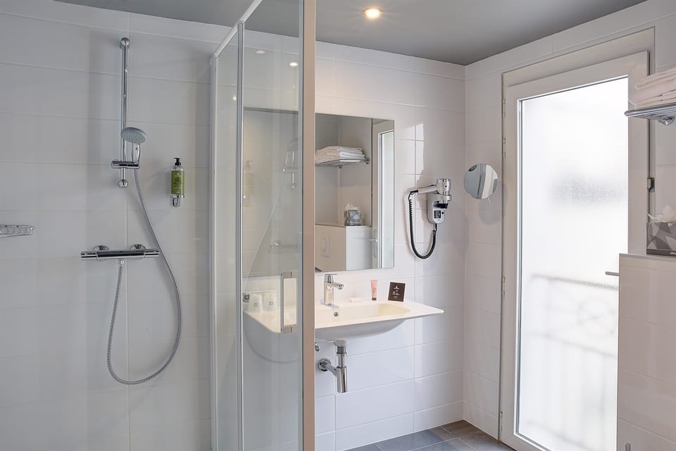 Shower, free toiletries, hair dryer, bathrobes