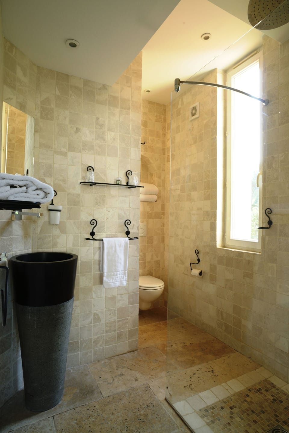 Superior Room | Bathroom | Shower, free toiletries, hair dryer, towels