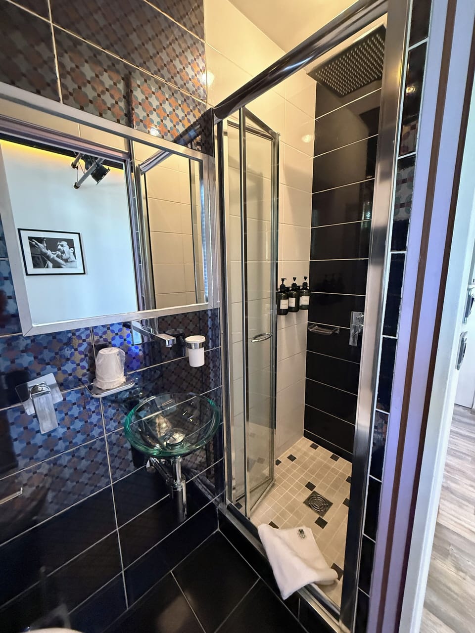 Petite chambre double | Bathroom | Shower, free toiletries, hair dryer, towels