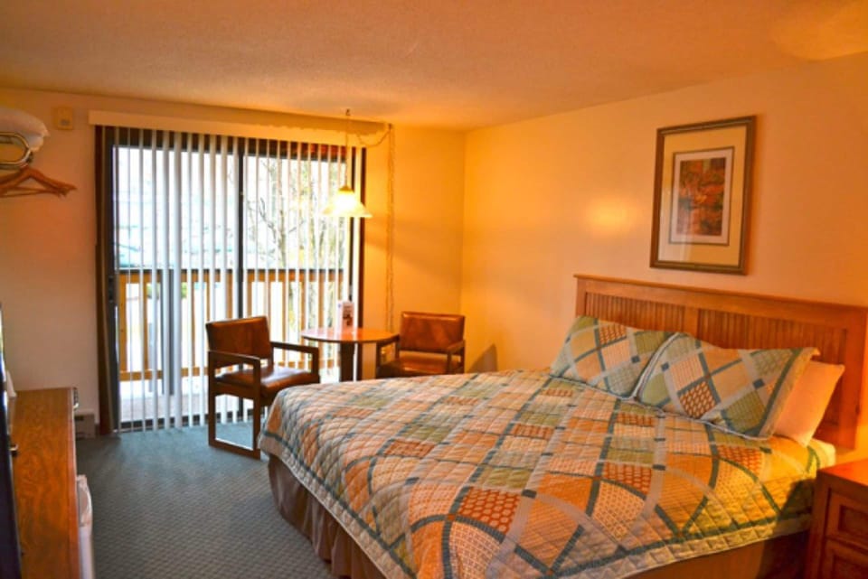 Balcony King | Premium bedding, pillowtop beds, free WiFi, bed sheets