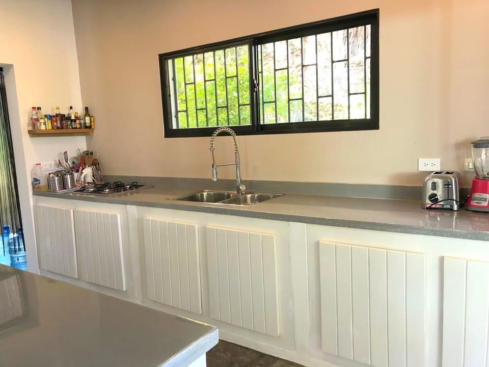 Family House, 2 Bedrooms | Private kitchen | Fridge, microwave, oven, stovetop