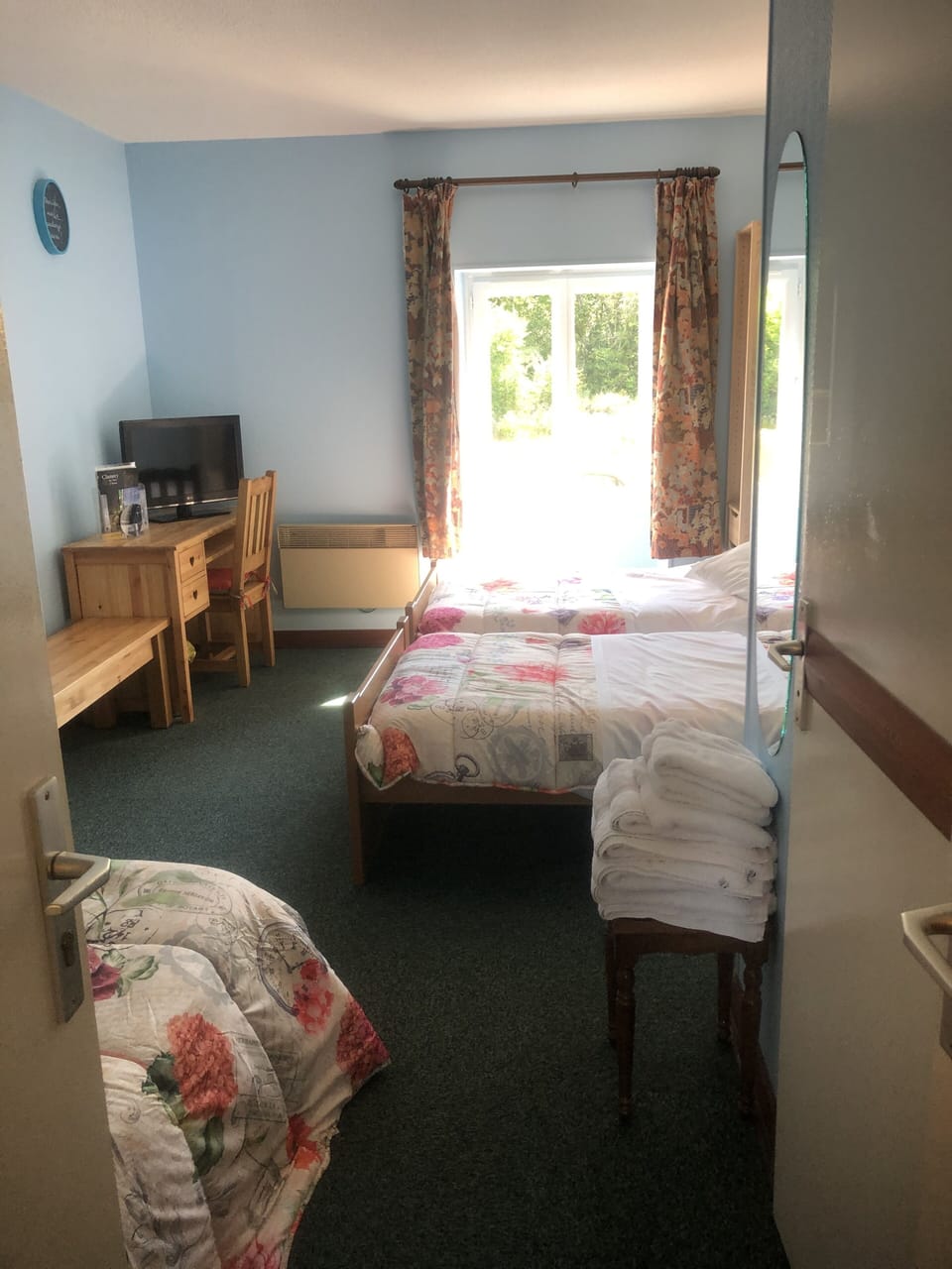 Quadruple Room | Desk, blackout drapes, soundproofing, free WiFi