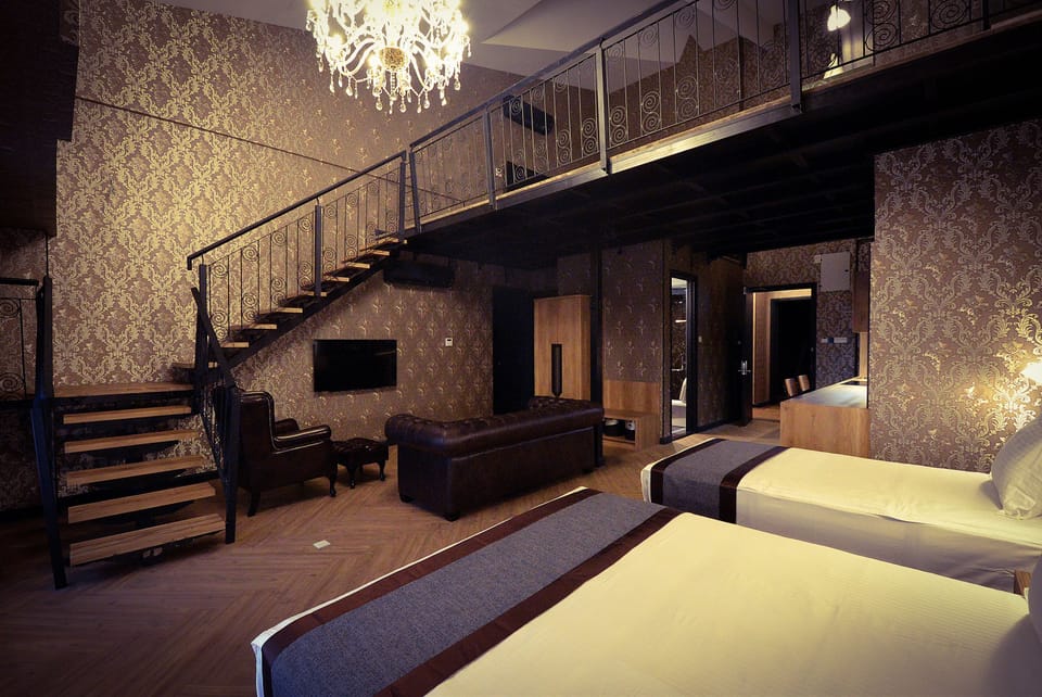 Classic Duplex | In-room safe, blackout drapes, iron/ironing board, WiFi (free)