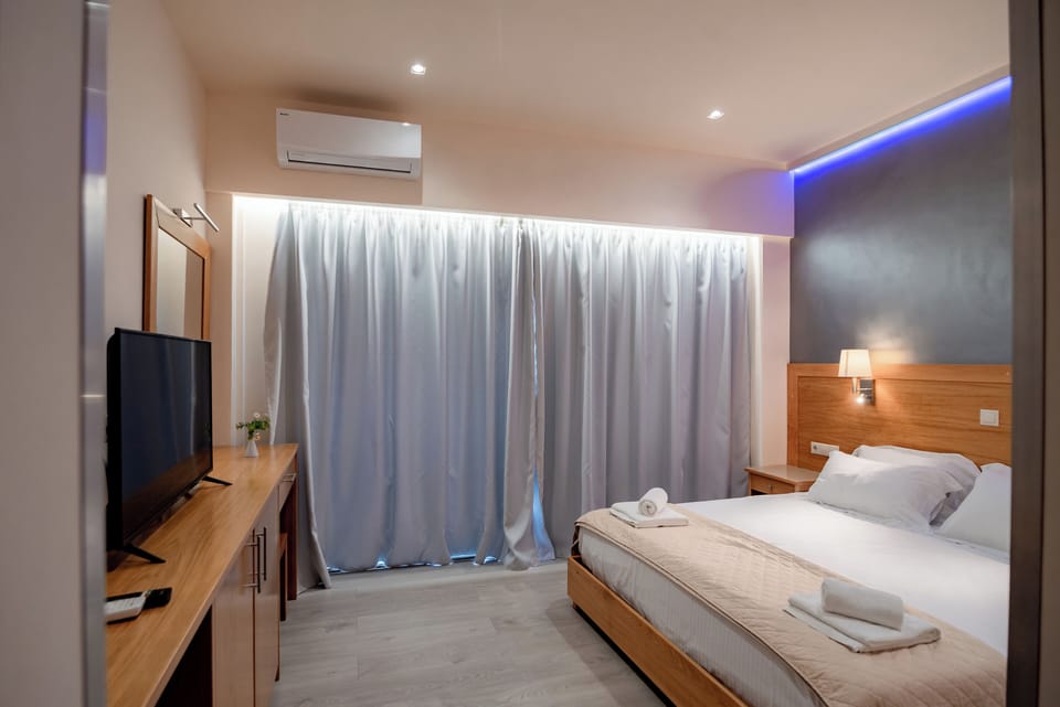 Superior Double or Twin Room | In-room safe, desk, blackout drapes, soundproofing