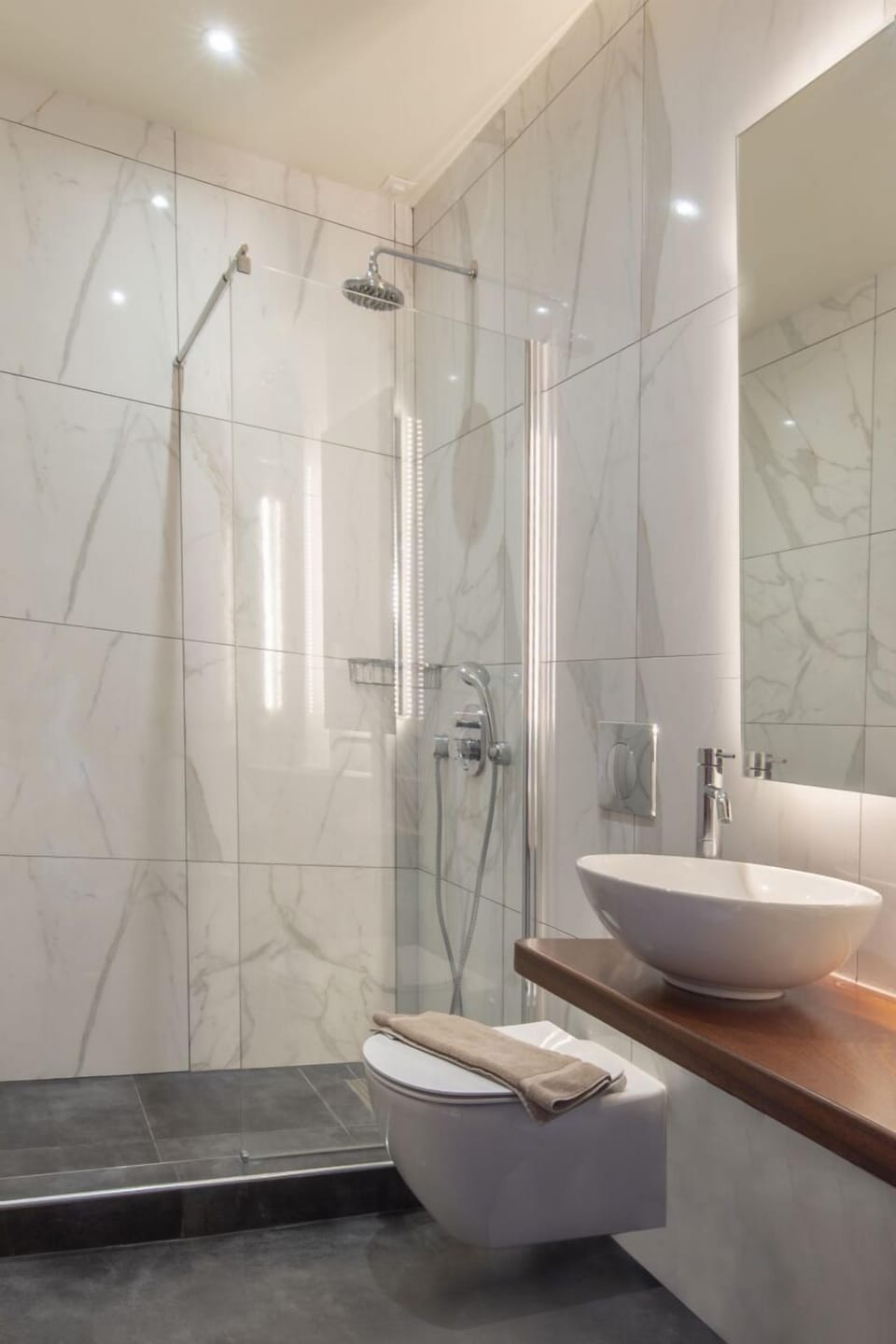 Superior Room | Bathroom | Free toiletries, hair dryer, towels, soap