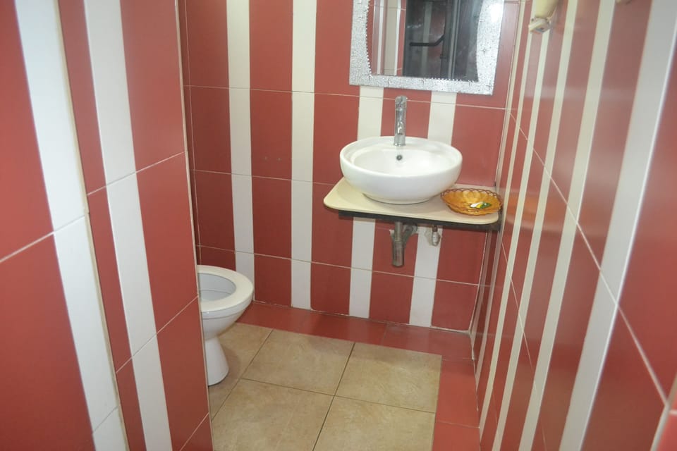 Executive Room | Bathroom | Deep soaking tub, rainfall showerhead, free toiletries, towels