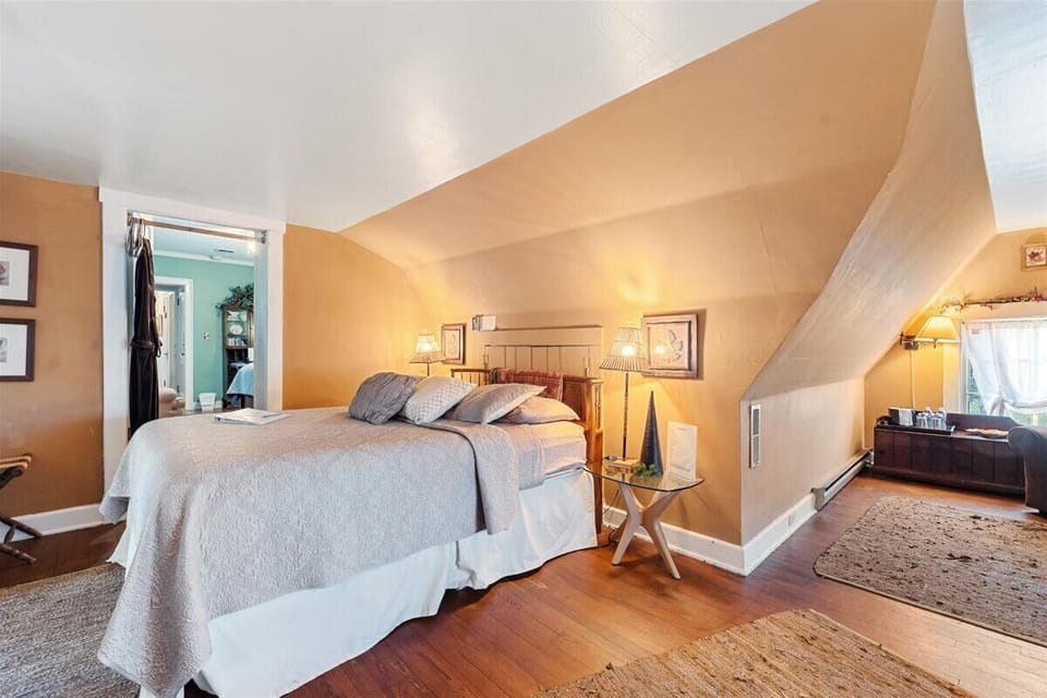 Traditional Studio Suite, 1 Queen Bed with Sofa bed (Pet Friendly) | Individually decorated, individually furnished, iron/ironing board