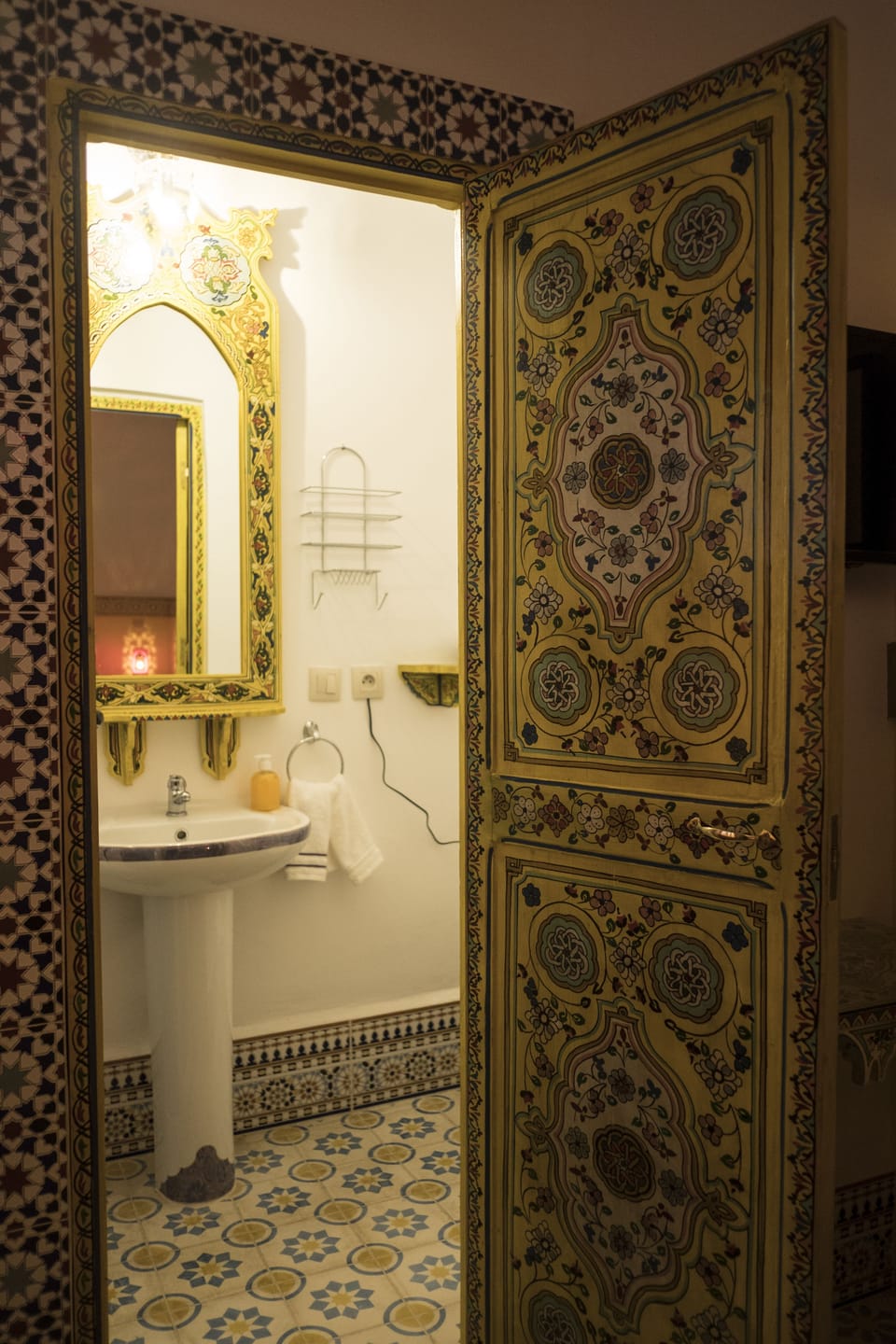 Zummurud,  habitación doble planta alta | Bathroom | Shower, free toiletries, hair dryer, towels