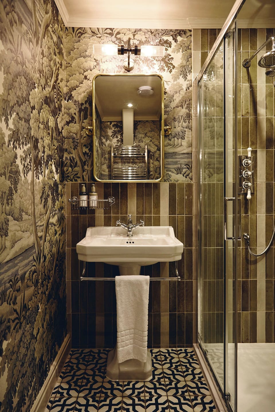 Classic Single Room | Bathroom | Hair dryer, towels, soap, shampoo