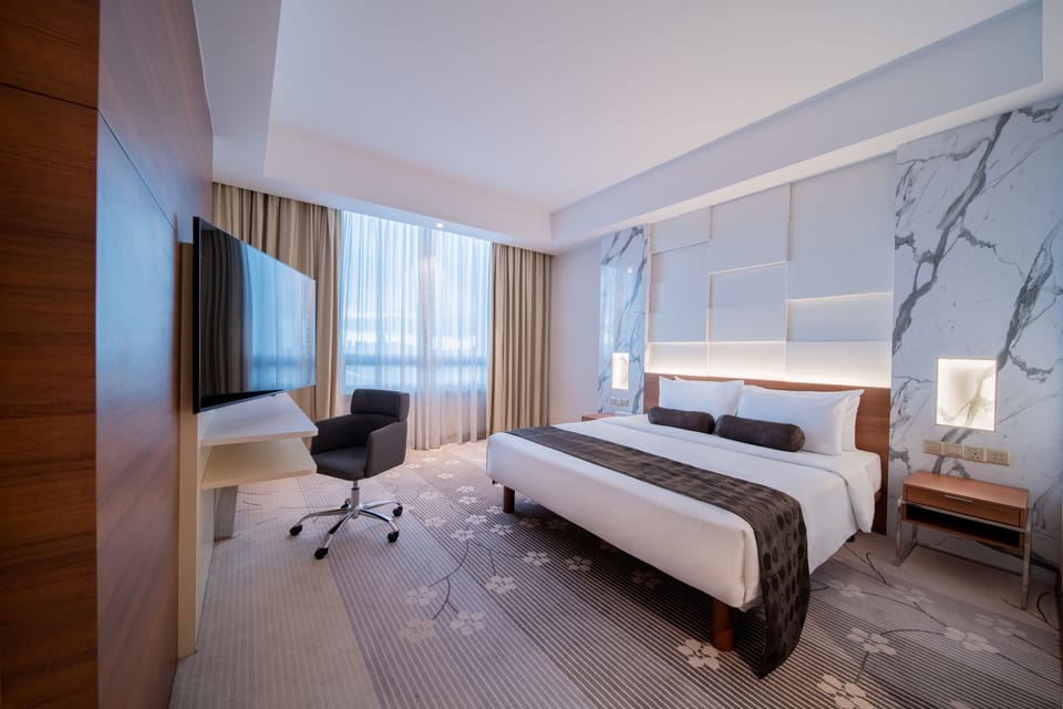 Premium bedding, down comforters, minibar, in-room safe