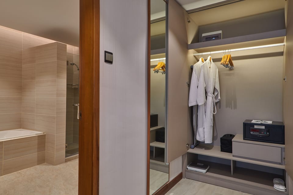 1 bedroom, in-room safe, desk, soundproofing