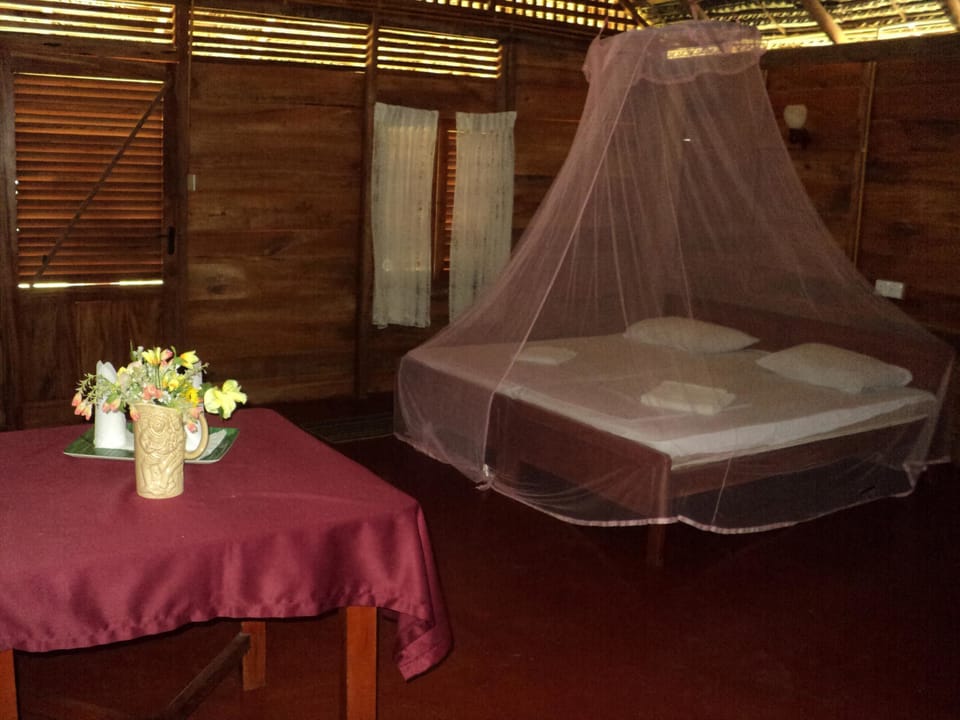 Cabana with Fan | Desk, free WiFi