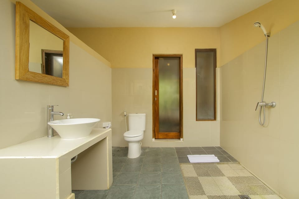 Superior Suite, 1 Bedroom, Kitchenette, Garden View | Bathroom | Shower, free toiletries, towels