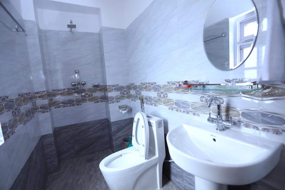 Shower, free toiletries, slippers, bidet