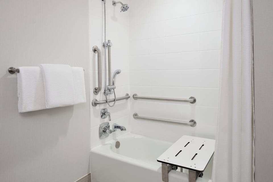 Combined shower/tub, free toiletries, hair dryer, towels