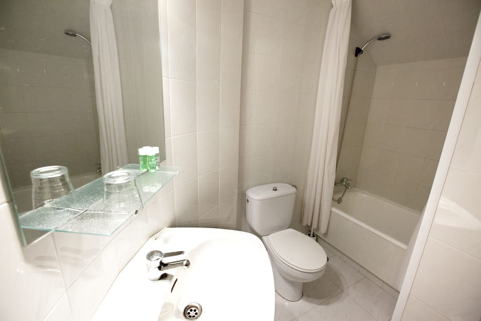 Single Room | Bathroom | Towels