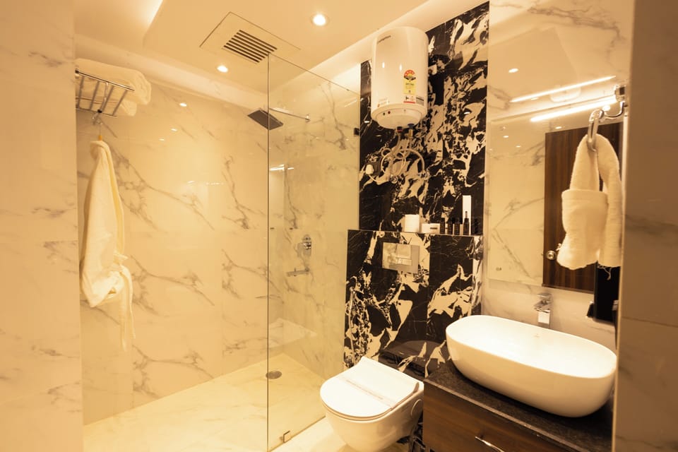 Superior Room, 1 Double Bed | Bathroom | Shower, free toiletries, slippers, towels