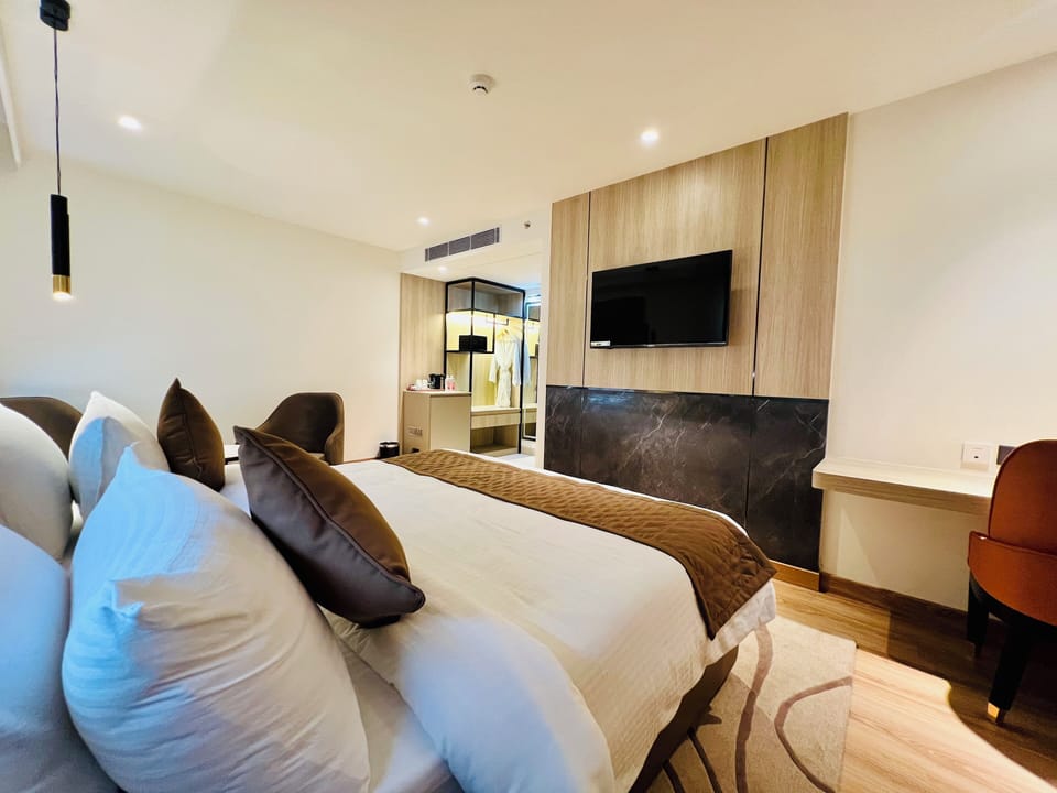 Premium Room | In-room safe, desk, blackout drapes, soundproofing