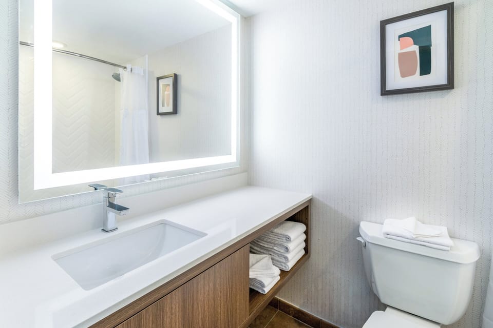 Combined shower/tub, free toiletries, hair dryer, towels