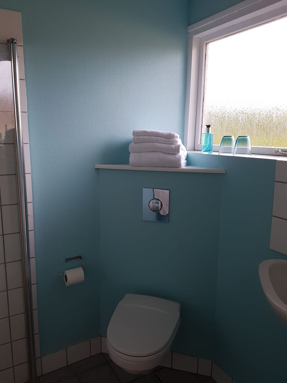Apartment, 1 Double or 2 Twin Beds | Bathroom | Shower, free toiletries, hair dryer, bathrobes