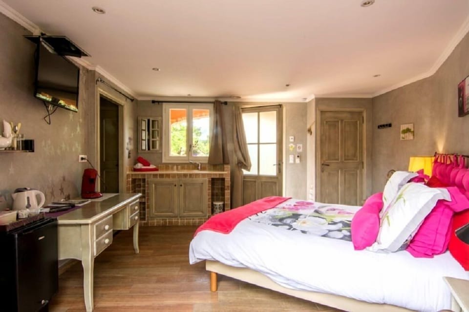 Superior Double Room | Minibar, individually decorated, individually furnished, soundproofing
