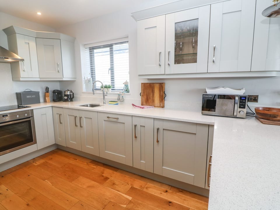 Cottage | Private kitchen | Dishwasher, highchair, cookware/dishes/utensils
