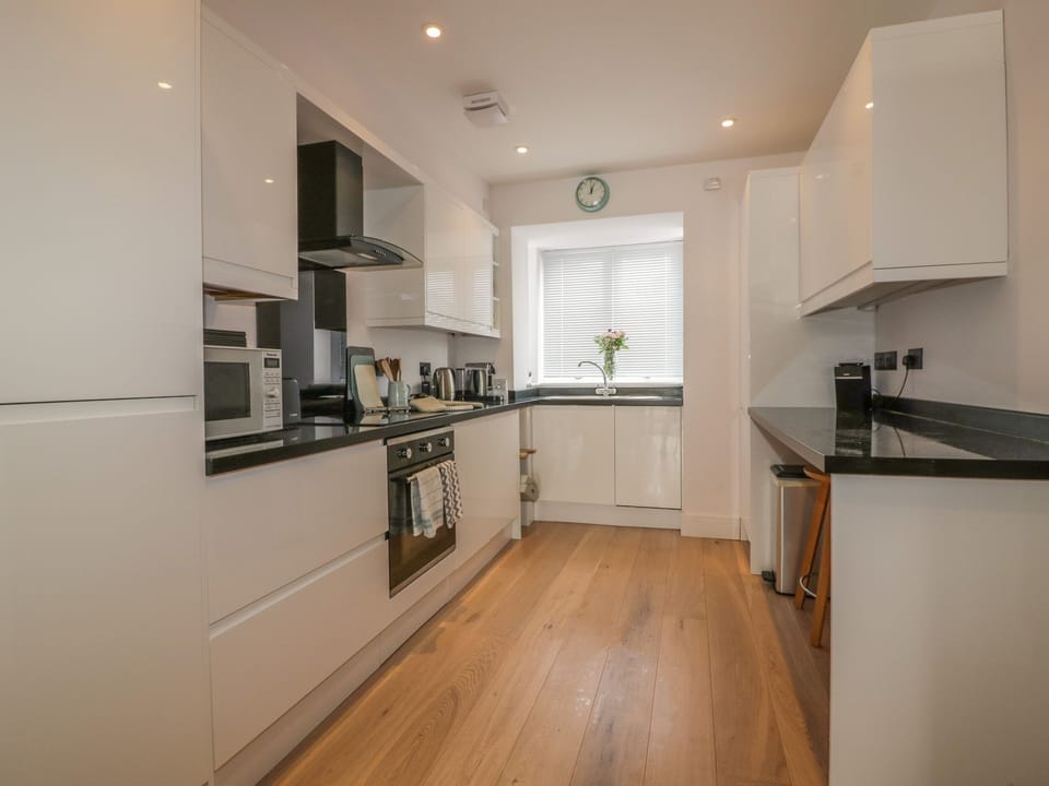 Cottage | Private kitchen | Microwave, stovetop, dishwasher, electric kettle