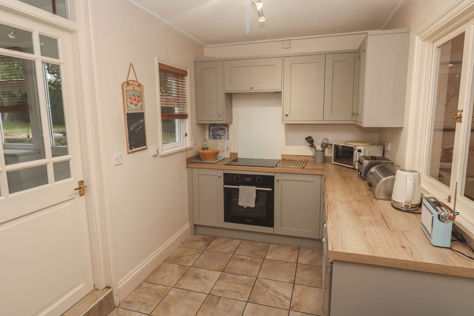 Cottage | Private kitchen | Fridge, microwave, stovetop, dishwasher