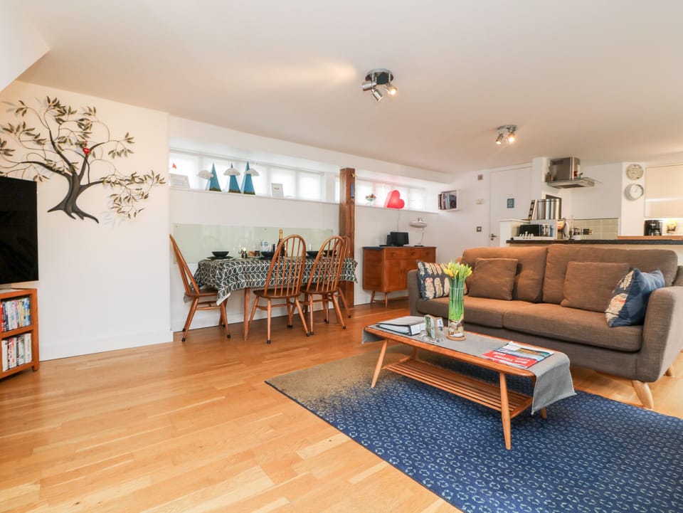 Cottage | Living area | TV
