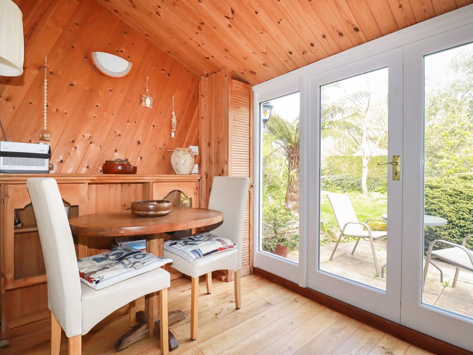Cottage | Dining