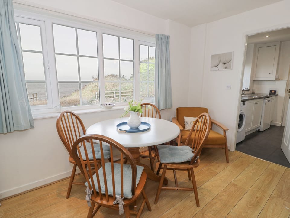Cottage | Dining