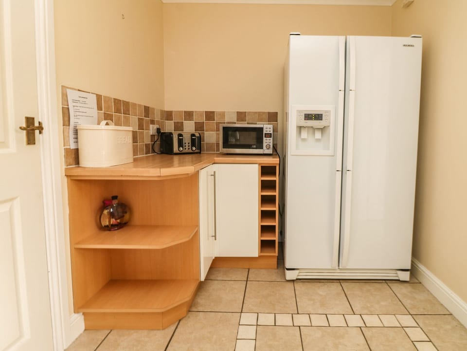 Cottage | Private kitchen | Microwave, stovetop, dishwasher, highchair