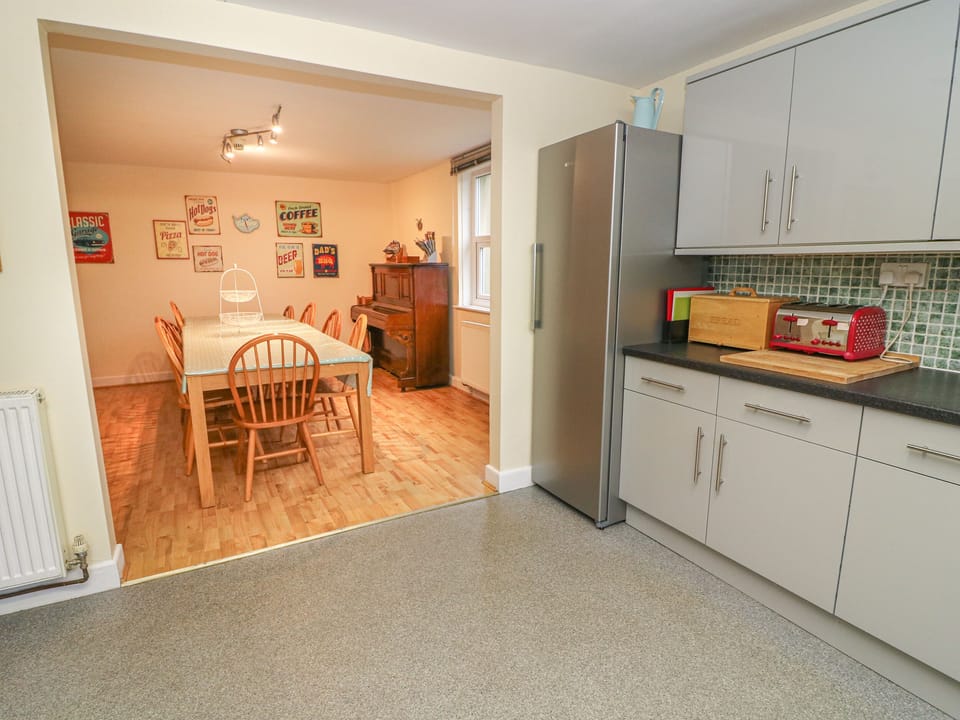 Cottage | Private kitchen | Stovetop, dishwasher, highchair, cookware/dishes/utensils
