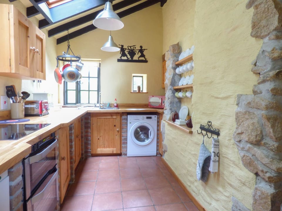 Cottage | Private kitchen | Microwave, stovetop, electric kettle, toaster