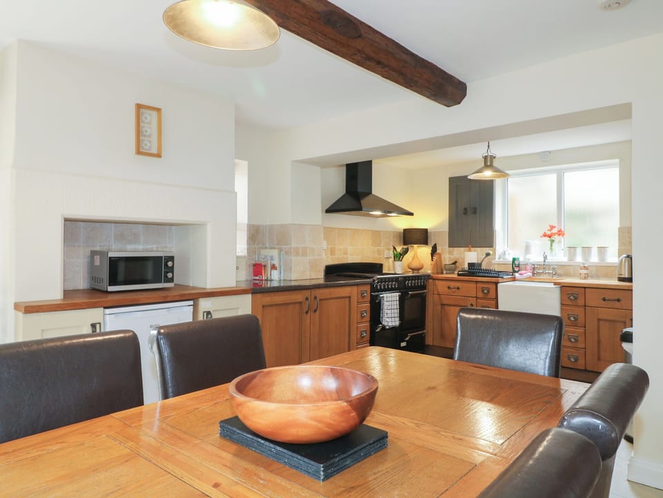 Cottage | Private kitchen | Fridge, microwave, stovetop, dishwasher