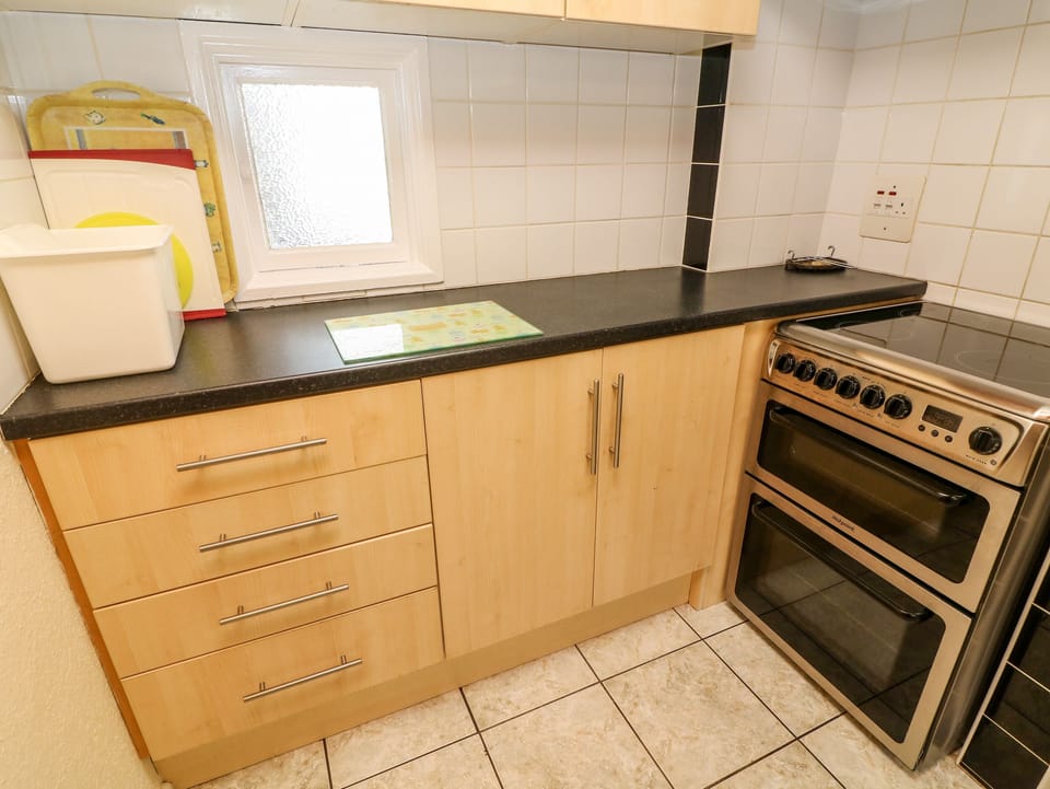 Cottage | Private kitchen | Stovetop, dishwasher, highchair, cookware/dishes/utensils