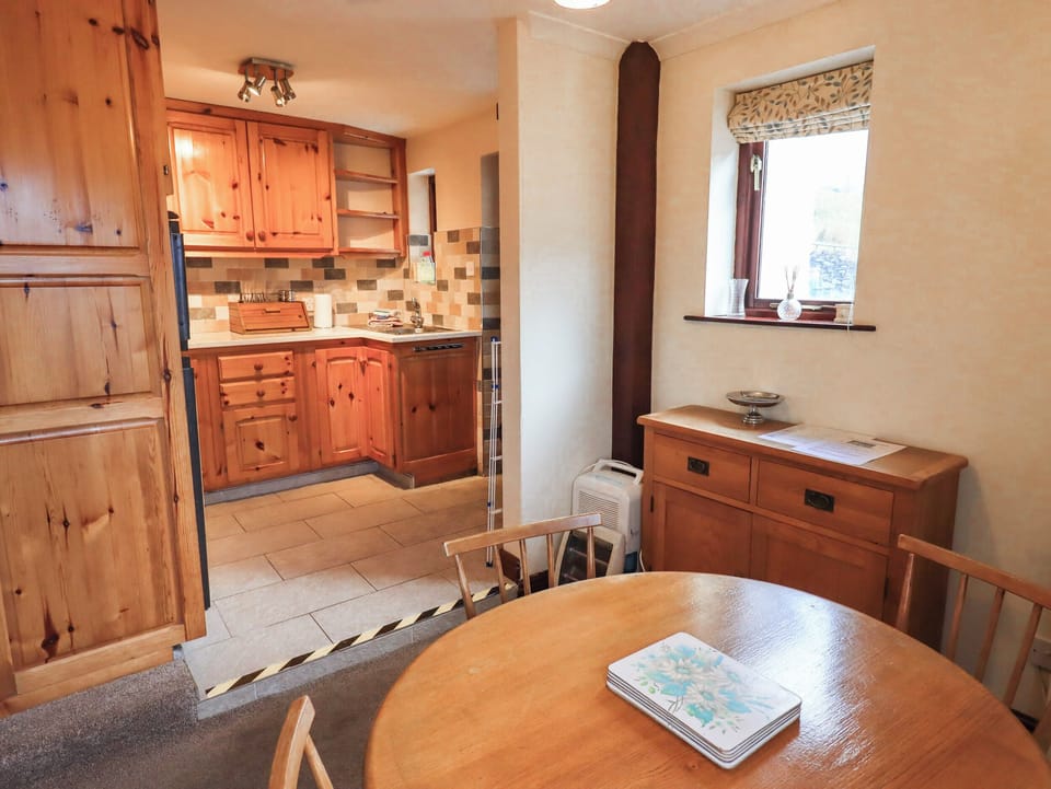 Cottage | Private kitchen | Dishwasher, cookware/dishes/utensils
