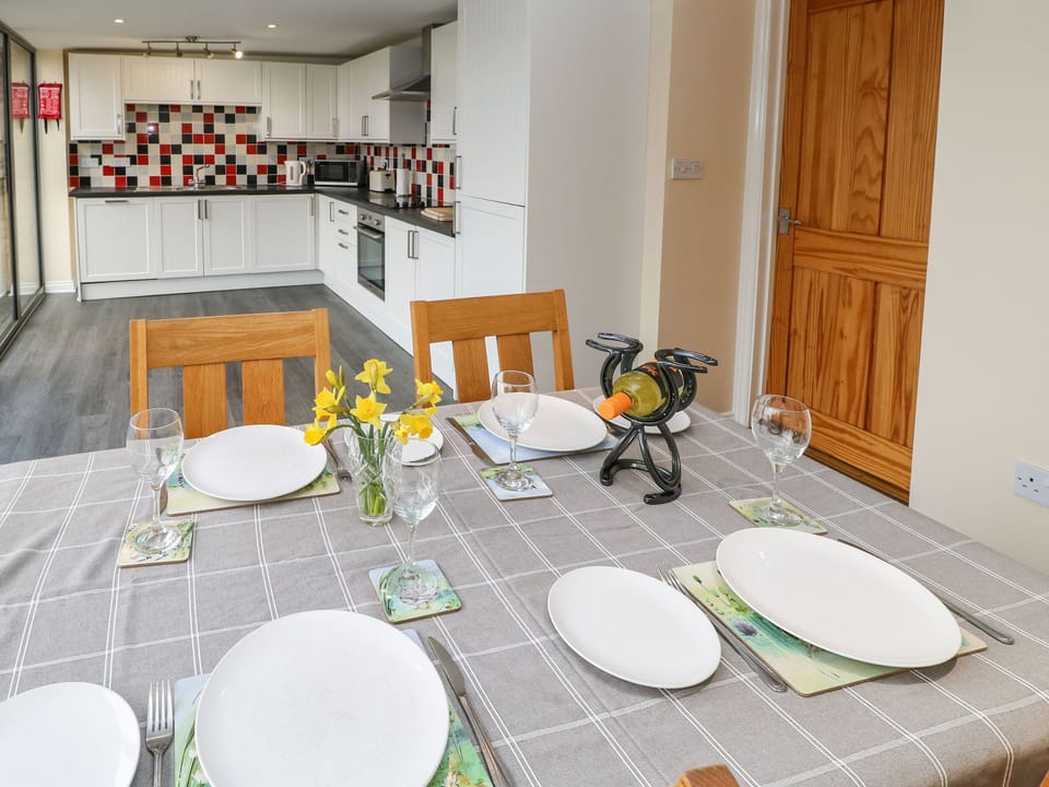 Cottage | Dining