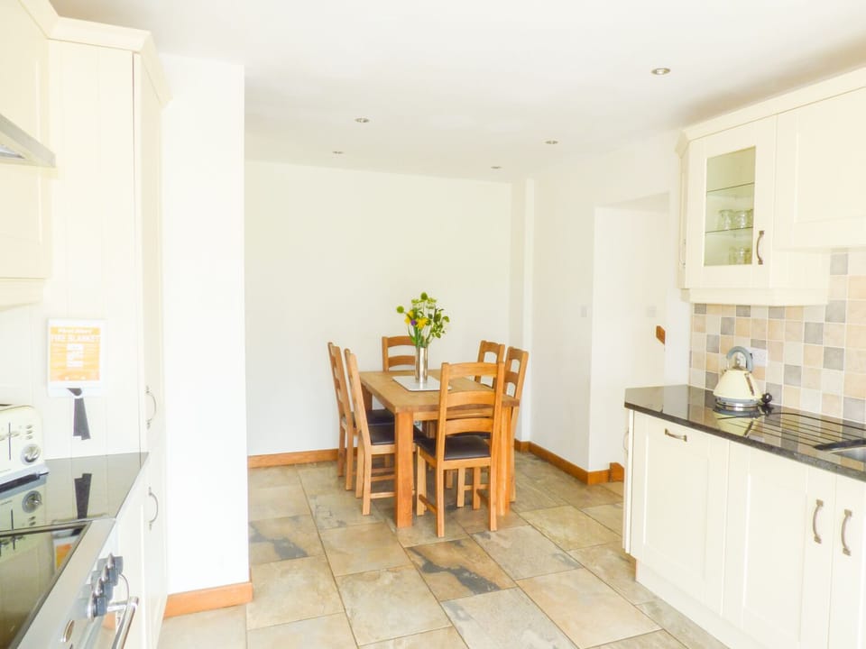 Cottage | Private kitchen | Stovetop, dishwasher, highchair, cookware/dishes/utensils